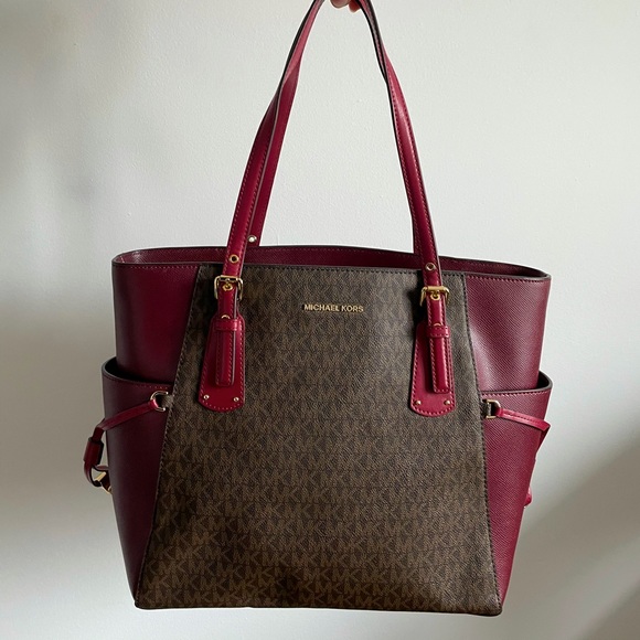 MICHAEL KORS
Voyager Medium Logo Tote Bag - Picture 1 of 7